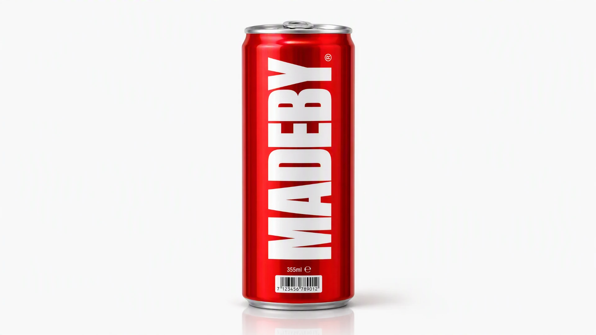 Packshot de estudio de una lata de bebida energética roja con el logotipo blanco MADEBY sobre fondo blanco